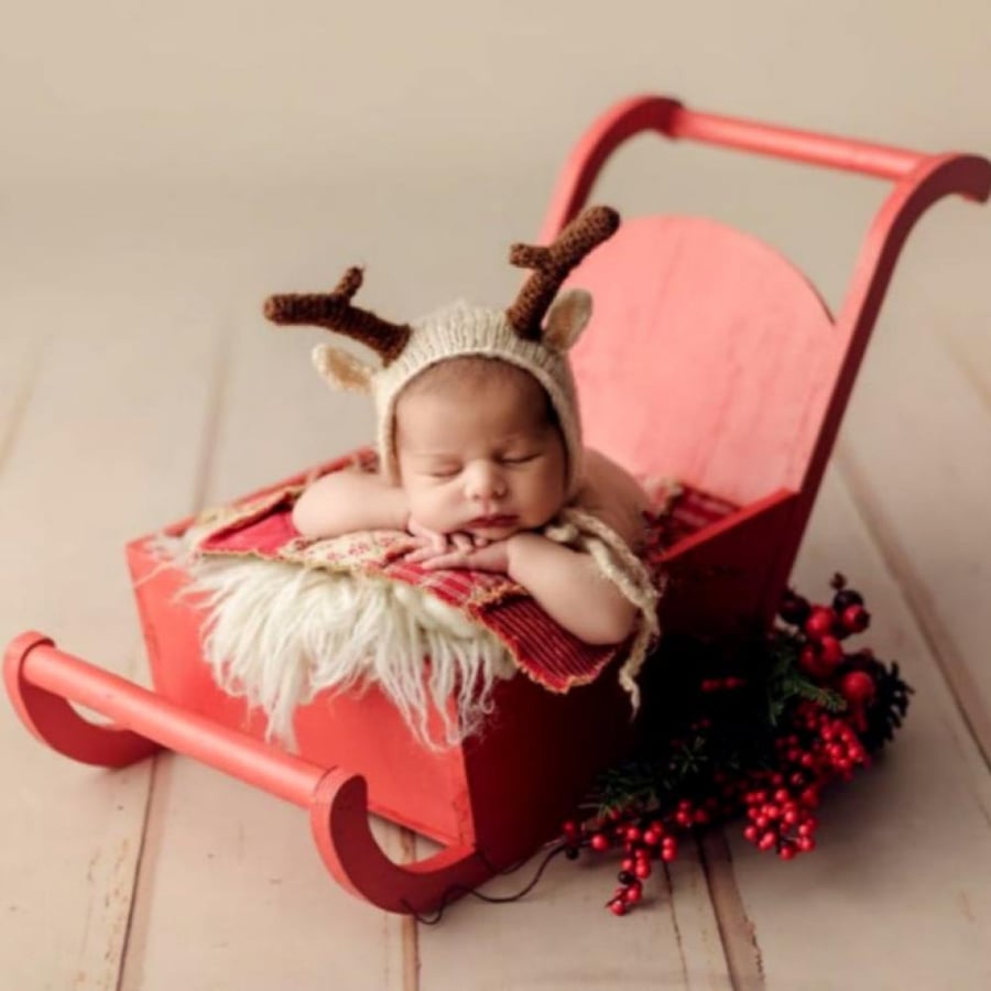 Wooden snow slide model for photographing newborns and children