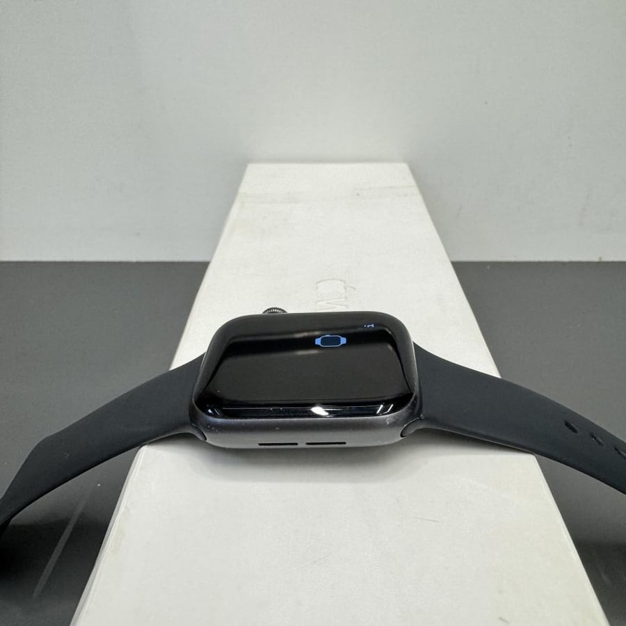 Apple Watch Series 4, 44mm, used, battery percentage 82%