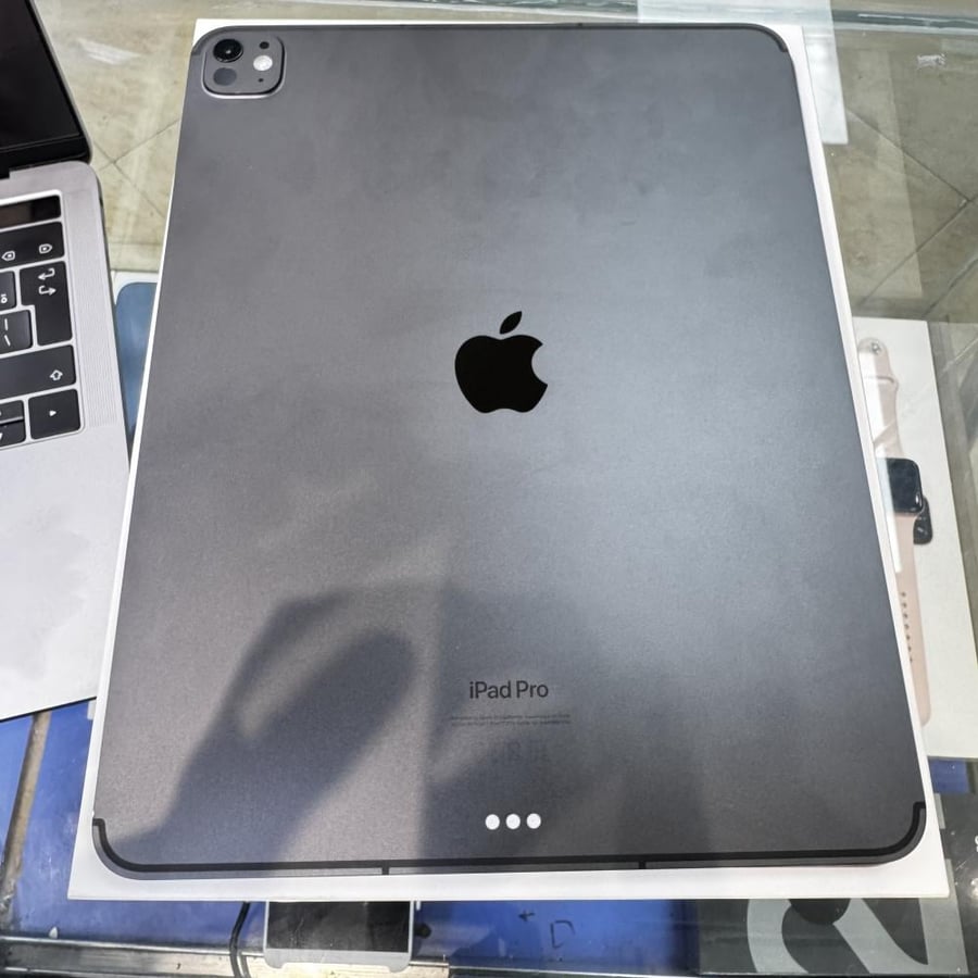 iPad Pro 13 inch with 256GB capacity, SIM card + Wi-Fi, used, battery percentage 100%