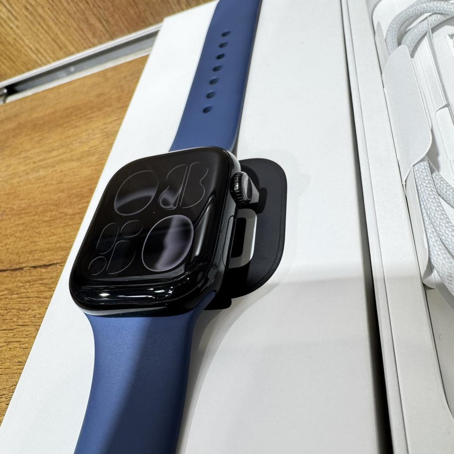 ساعة ابل الاصدار 10 مقاس 42mm مستعملة نسبة البطارية 99%