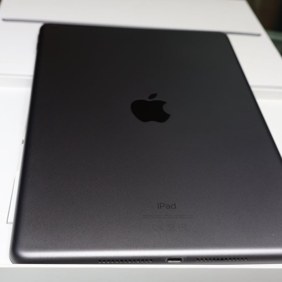 ايباد الجيل الثامن سعه 32GB مستعمل فيه خدوش على الشاشة و فيه حكات في ايطار