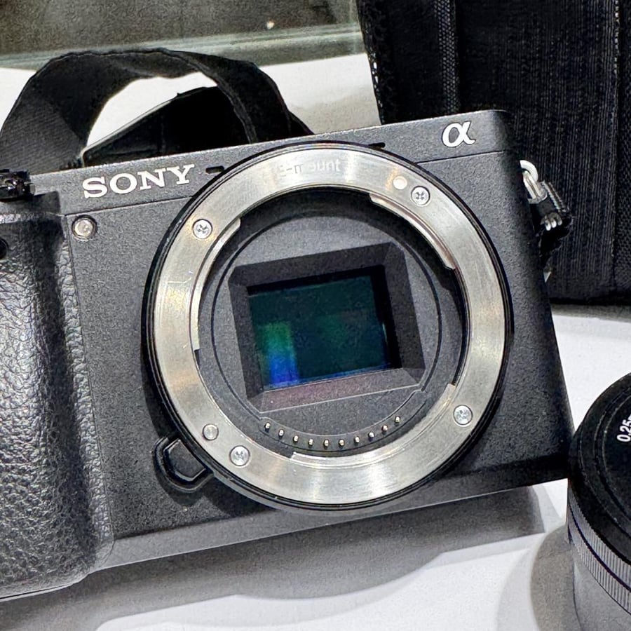 كاميرا سوني a6400 مستعمل * الحساس: APS-C بدقة 24.2MP * الفيديو: 4K حتى 30fps * التصوير المتتابع: حتى 11 صورة/ثانية * التركيز: سريع جدًا مع تتبع العين والوجه * الشاشة: متحركة 180° للسيلفي والفلوغ * منفذ الميكروفون: موجود * تثبيت داخل الكاميرا:  لا يوجد IBI