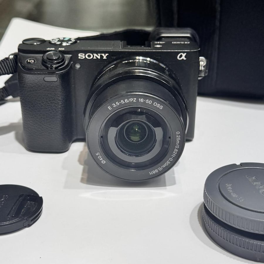 كاميرا سوني a6400 مستعمل * الحساس: APS-C بدقة 24.2MP * الفيديو: 4K حتى 30fps * التصوير المتتابع: حتى 11 صورة/ثانية * التركيز: سريع جدًا مع تتبع العين والوجه * الشاشة: متحركة 180° للسيلفي والفلوغ * منفذ الميكروفون: موجود * تثبيت داخل الكاميرا:  لا يوجد IBI