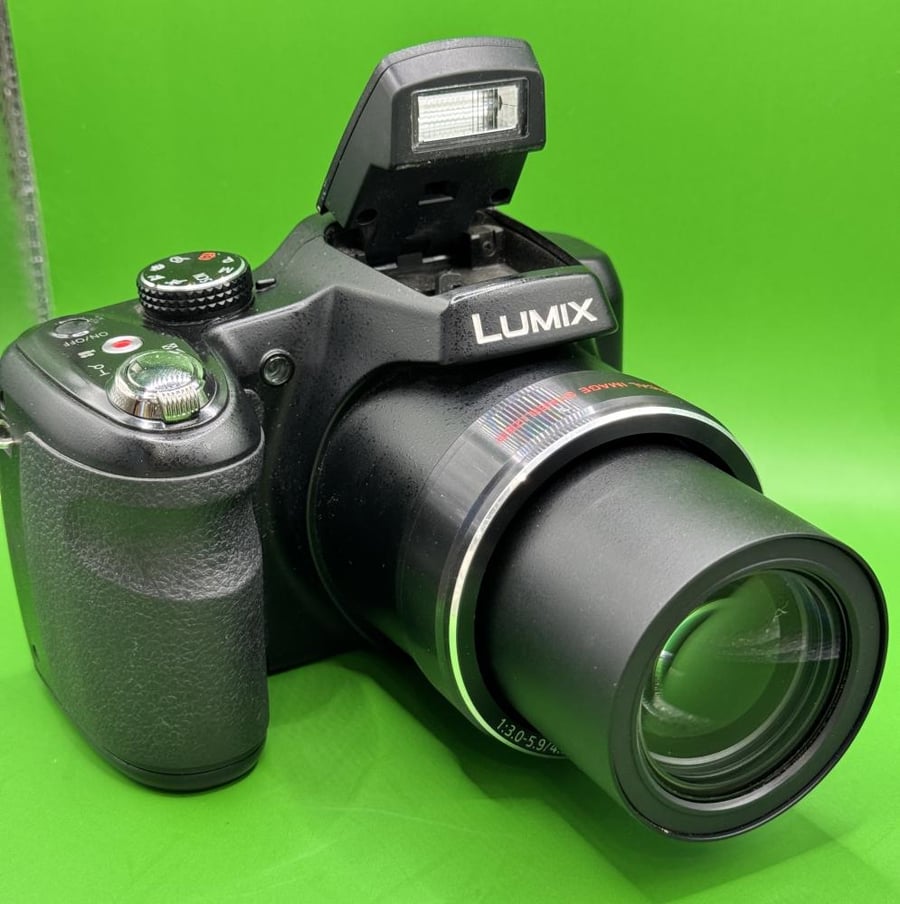 Lumix 35X camera used zoom 35X resolution: 16 megapixels • optical zoom: 30x very strong (long-distance zoom) • lens: 4.5-135mm • aperture: F3.0 – F5.9 • video: HD 720p • screen: 3 inch • flash: available (as shown in the picture) • camera type: Bridge (b