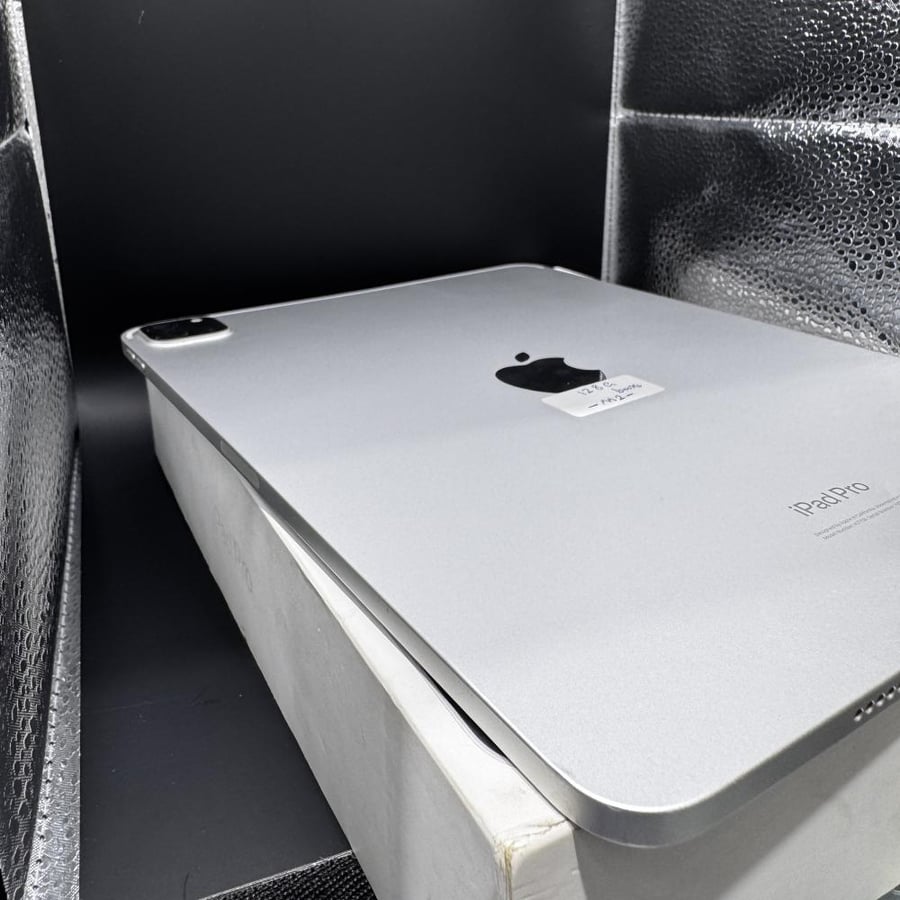 ايباد برو 11 الجيل الرابع معالج M2 سعه 128GB مستعمل فيه انحنا في اطار وقطع عند المدخل