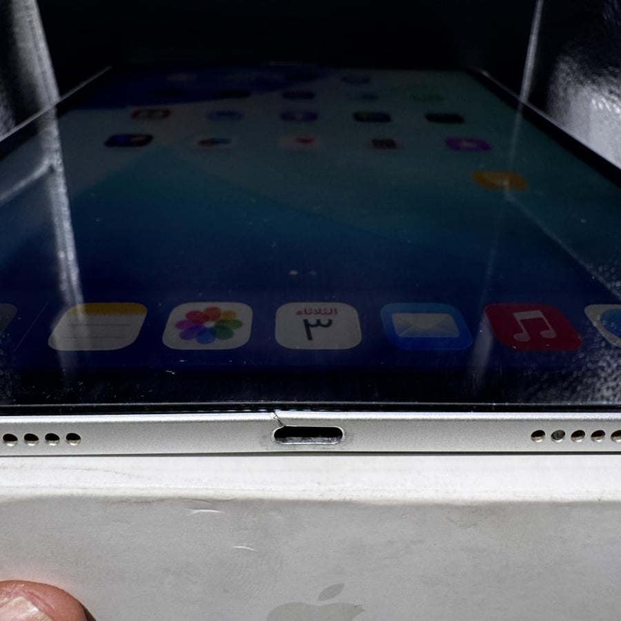 ايباد برو 11 الجيل الرابع معالج M2 سعه 128GB مستعمل فيه انحنا في اطار وقطع عند المدخل