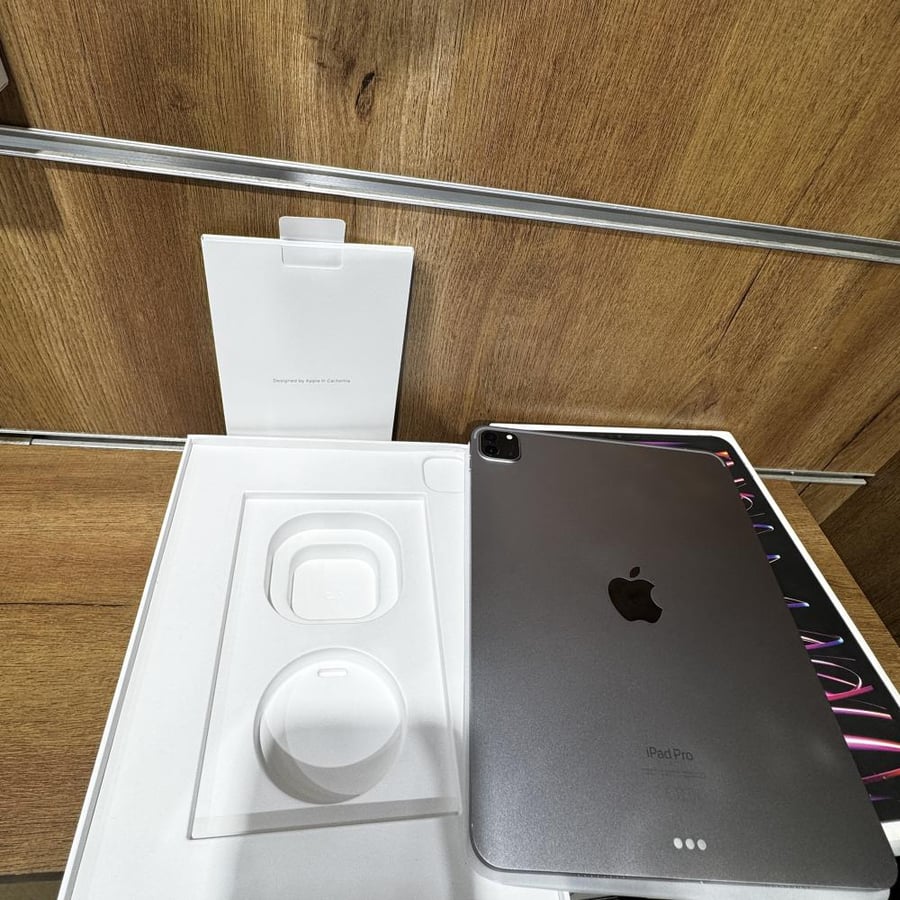 iPad Pro 11 fourth generation 128GB capacity with M2 processor year 2022 used battery percentage 86% has a small crack on the screen and scratches on the frame of the device