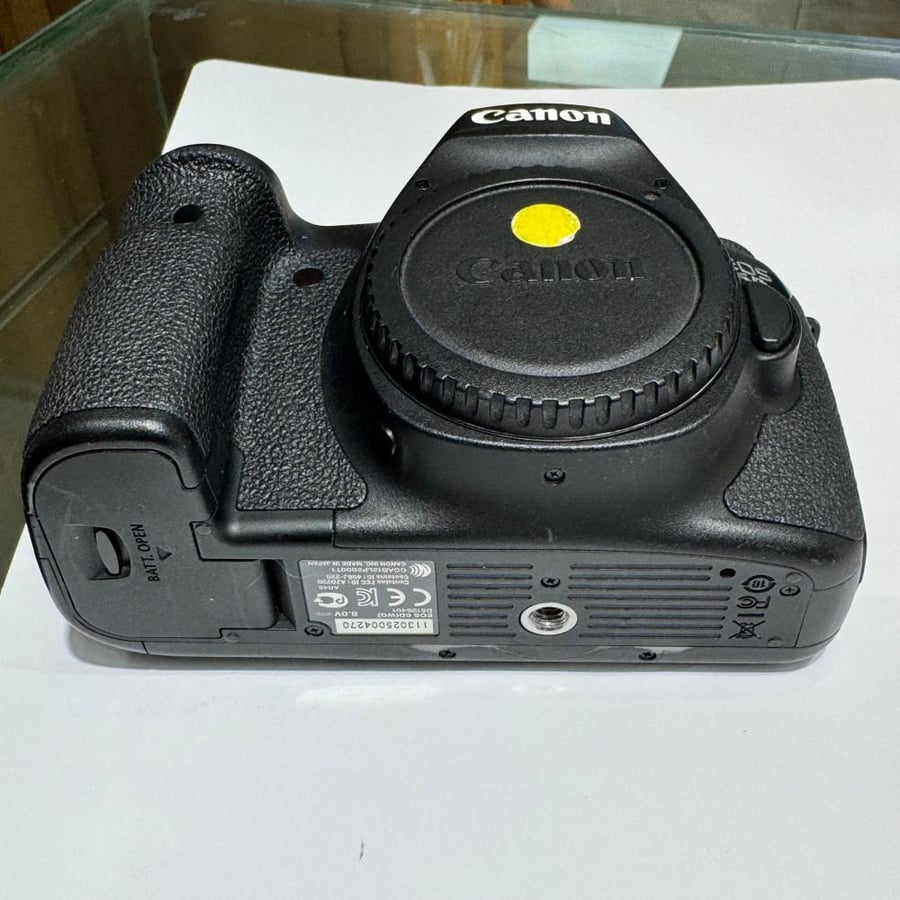 كيمرا كانون 6d مستعمله نظيفه مع عدسة 75-300mm مع جميع ملحقاتها من اسلاك