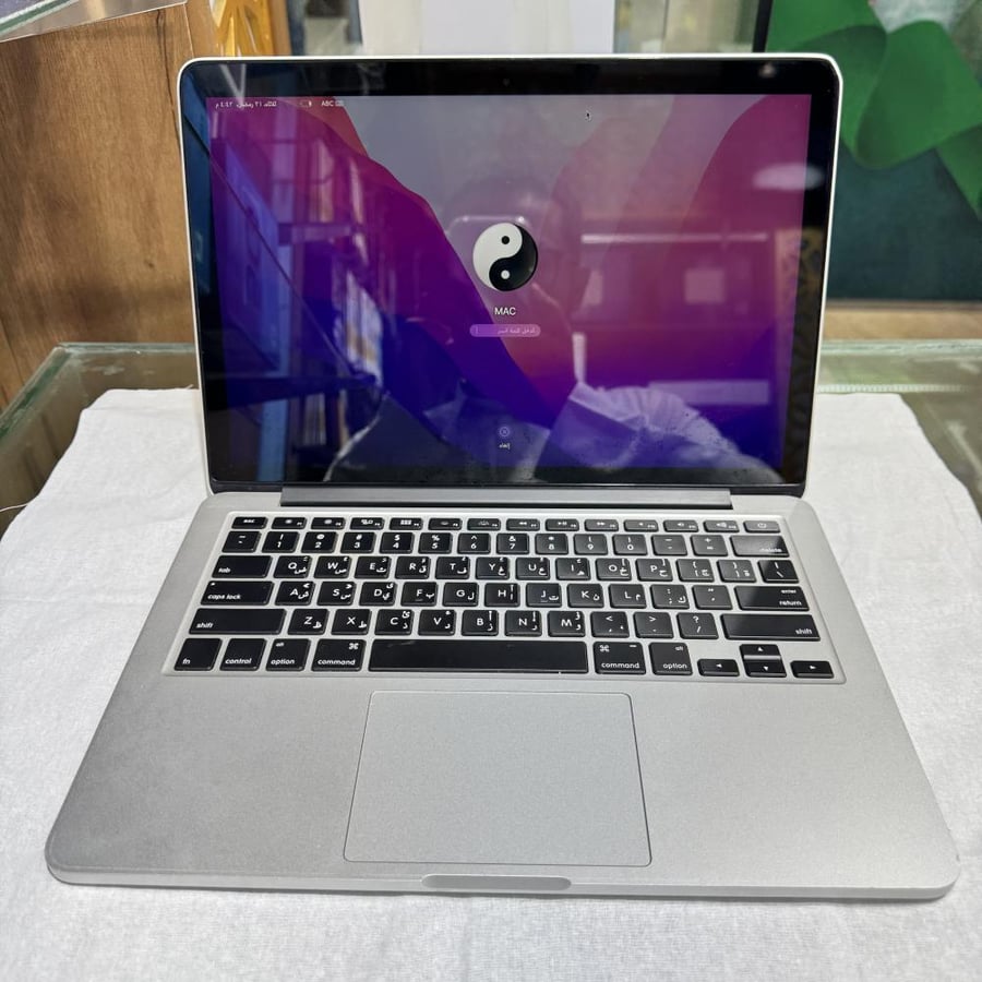 MacBook Pro 2015 with Core i5 processor, 256GB capacity, 12GB RAM, used, scratches on the frame, damaged from behind the Mac