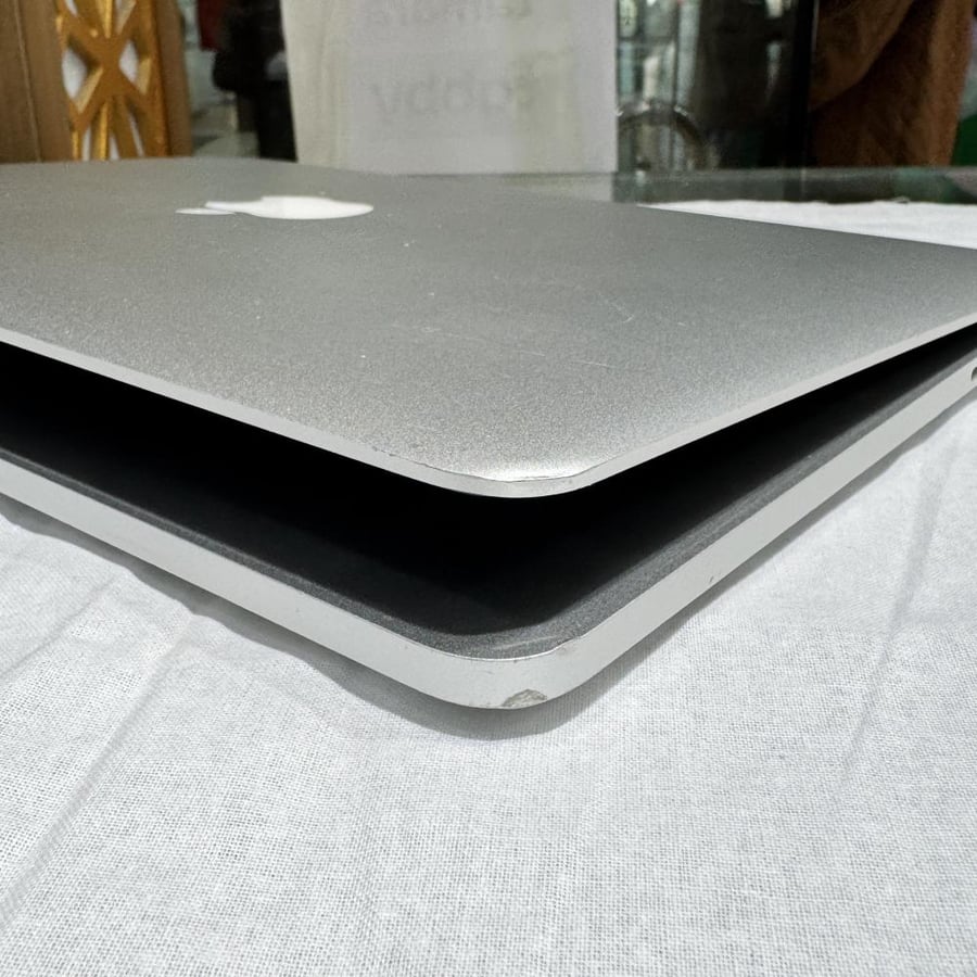 MacBook Pro 2015 with Core i5 processor, 256GB capacity, 12GB RAM, used, scratches on the frame, damaged from behind the Mac