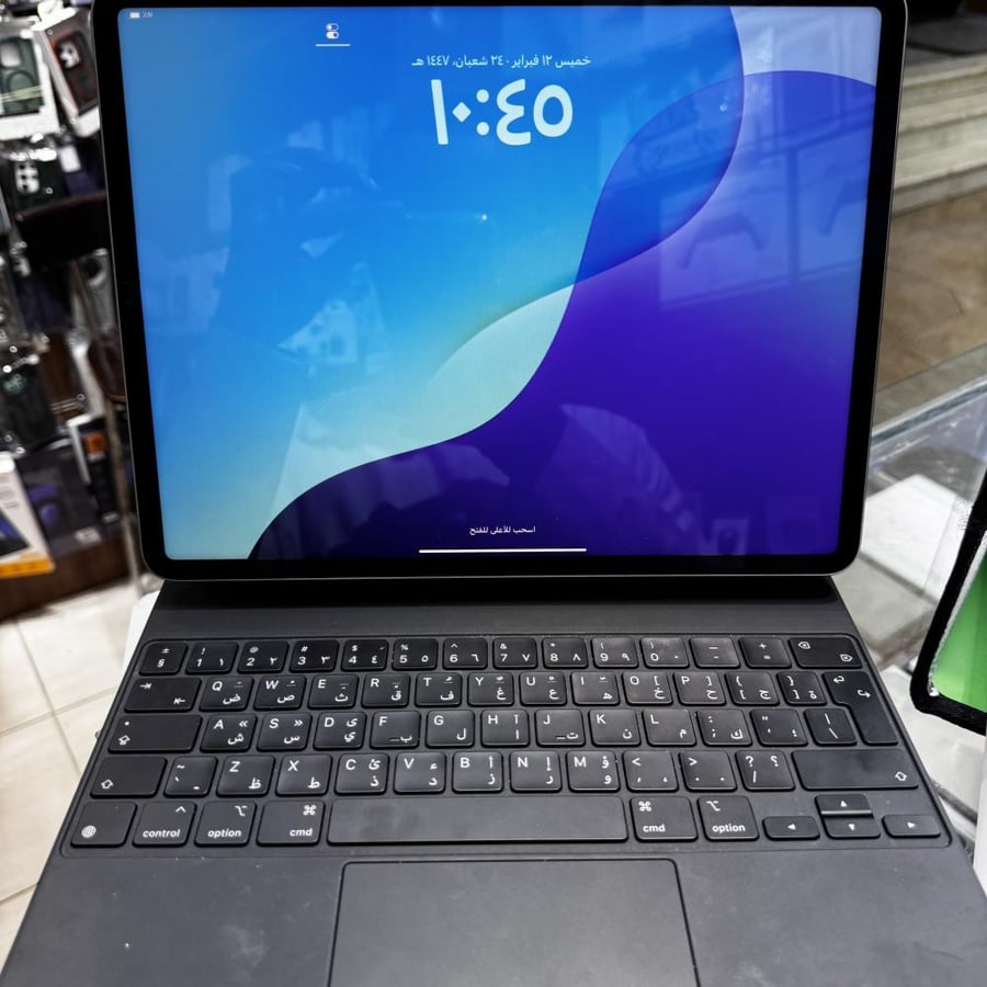 ايباد برو 12.9 معالج M2 سعه T2 مستعمل نظيف نسبة البطارية 100% مع كيبورد ابل اصلي