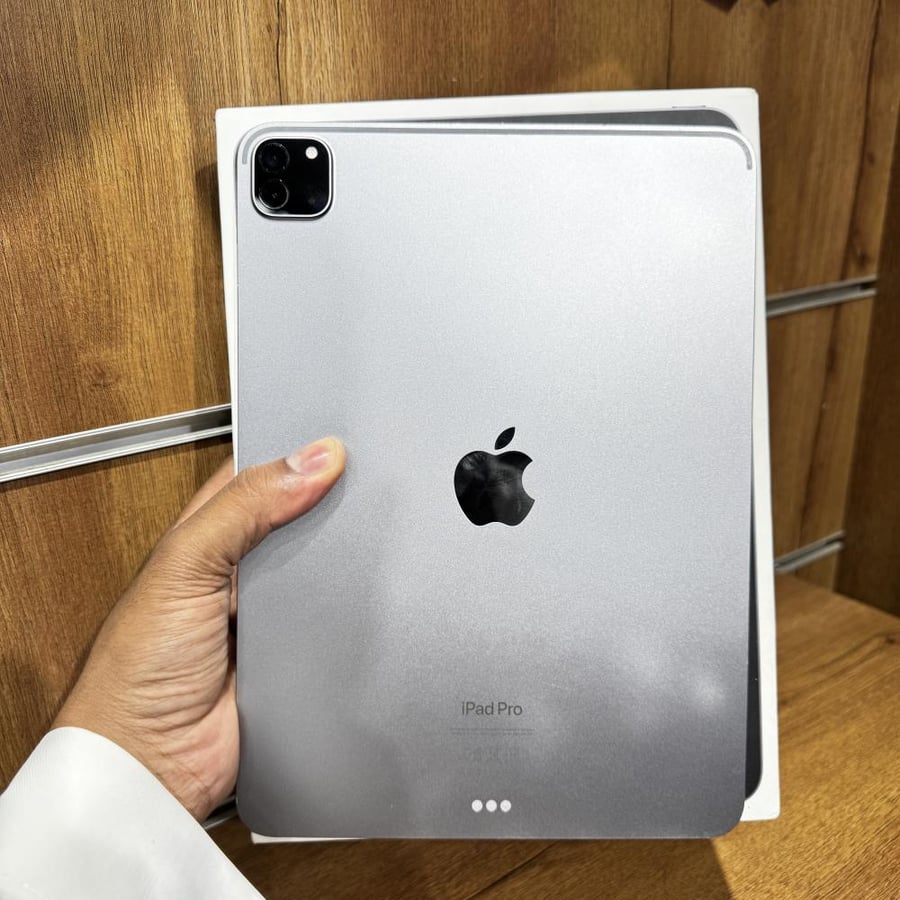 iPad Pro 11 fourth generation 128GB capacity with M2 processor year 2022 used battery percentage 86% has a small crack on the screen and scratches on the frame of the device