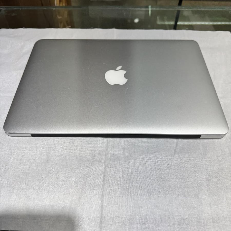 MacBook Pro 2015 with Core i5 processor, 256GB capacity, 12GB RAM, used, scratches on the frame, damaged from behind the Mac