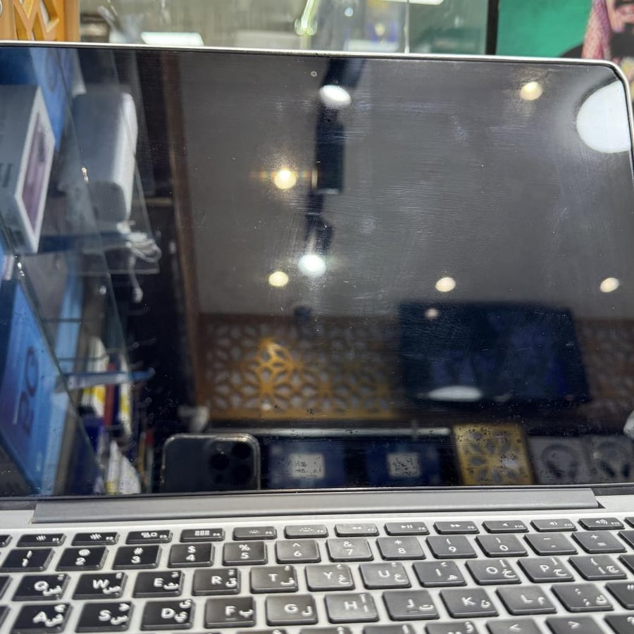 MacBook Pro 2015 with Core i5 processor, 256GB capacity, 12GB RAM, used, scratches on the frame, damaged from behind the Mac