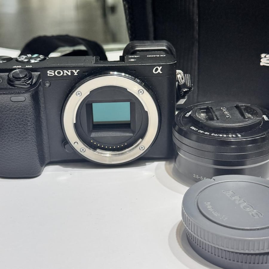كاميرا سوني a6400 مستعمل * الحساس: APS-C بدقة 24.2MP * الفيديو: 4K حتى 30fps * التصوير المتتابع: حتى 11 صورة/ثانية * التركيز: سريع جدًا مع تتبع العين والوجه * الشاشة: متحركة 180° للسيلفي والفلوغ * منفذ الميكروفون: موجود * تثبيت داخل الكاميرا:  لا يوجد IBI