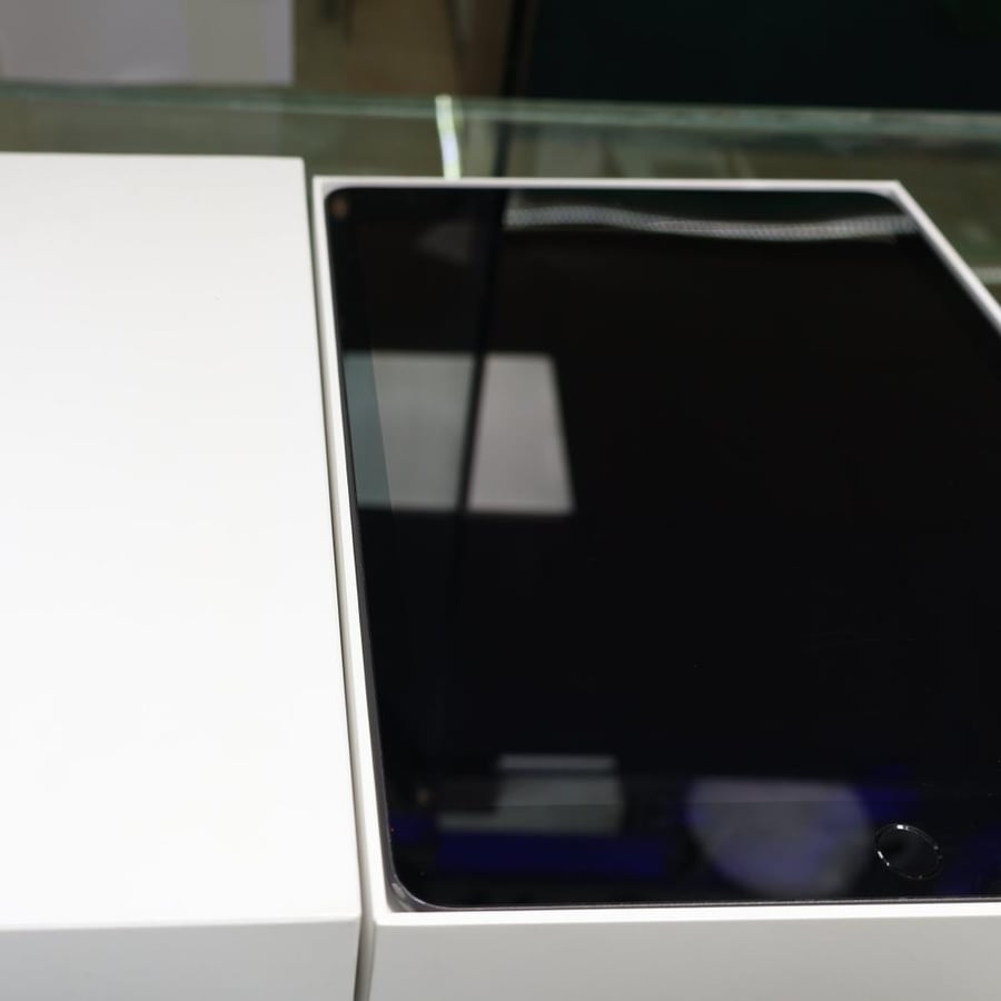 ايباد الجيل الثامن سعه 32GB مستعمل فيه خدوش على الشاشة و فيه حكات في ايطار