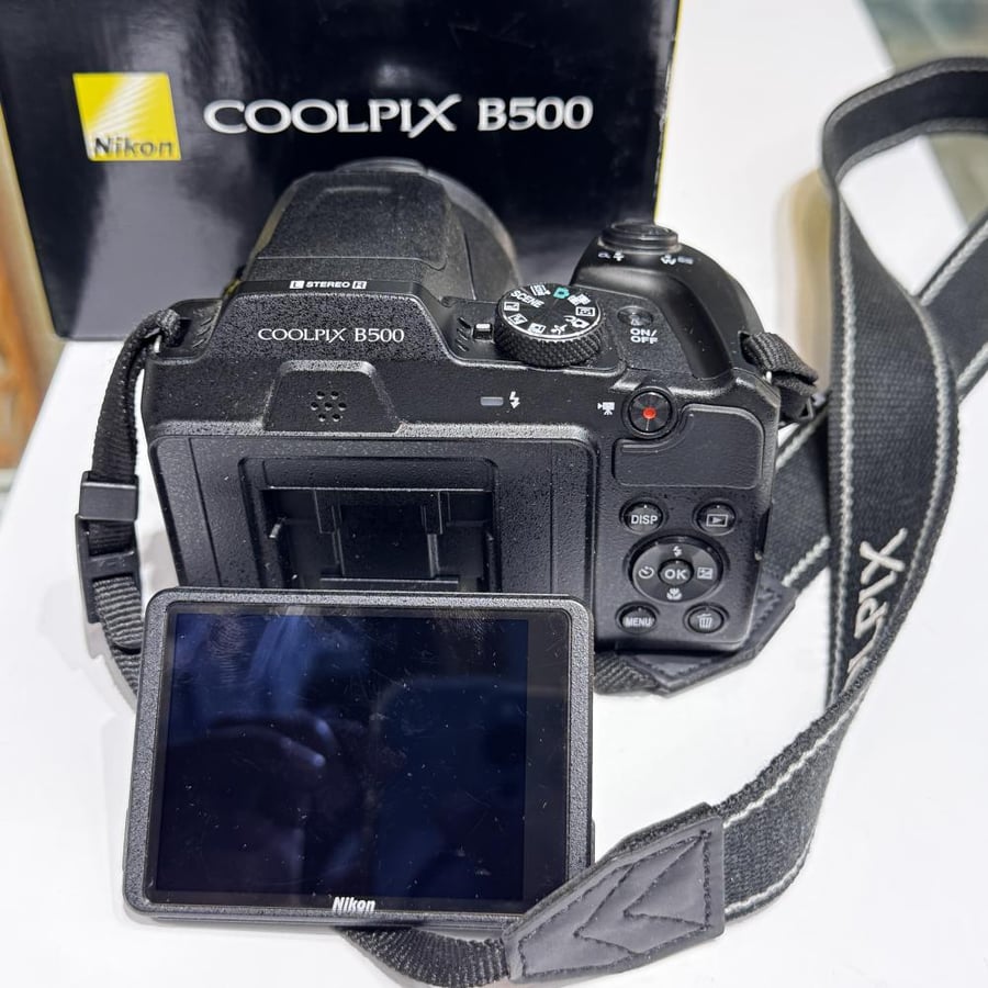 كاميرا نيكون B500 مستعملة مع كرتونها