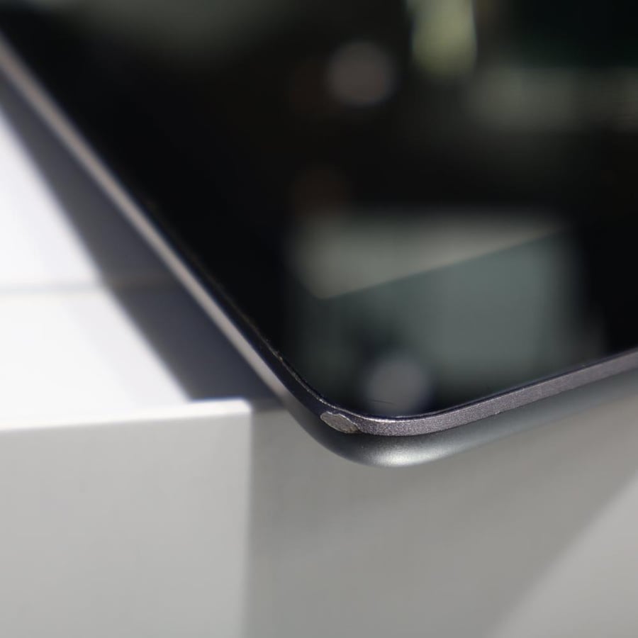 ايباد الجيل الثامن سعه 32GB مستعمل فيه خدوش على الشاشة و فيه حكات في ايطار