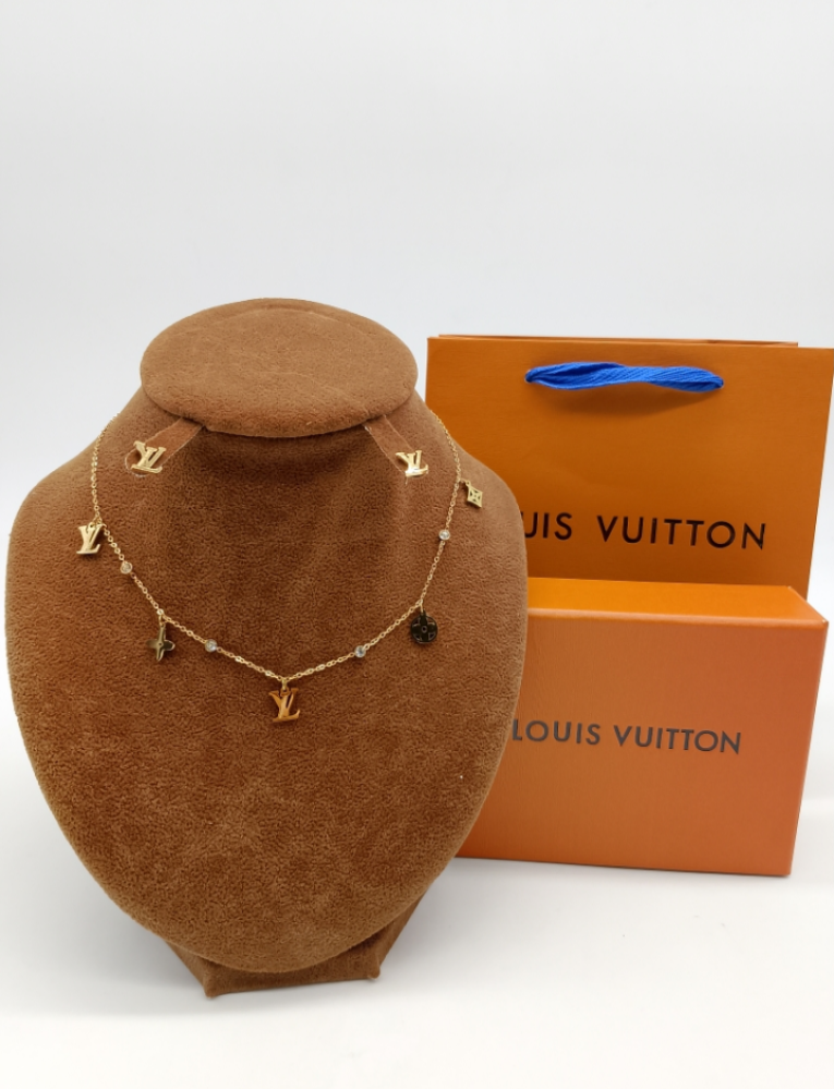طقم لويس فيتون نسائي عقد وأقراط بشعار LV الشهير.