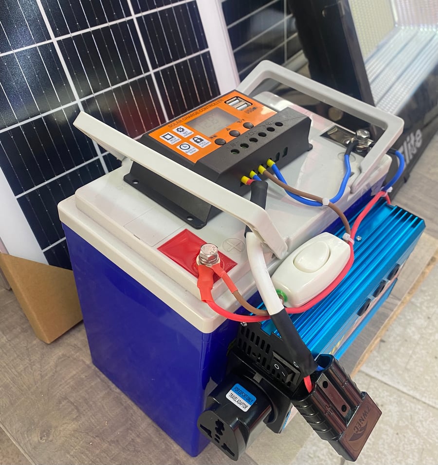 A set of a 1600-watt power converter with a 55 ampere battery, with a regulator and a 220-watt panel