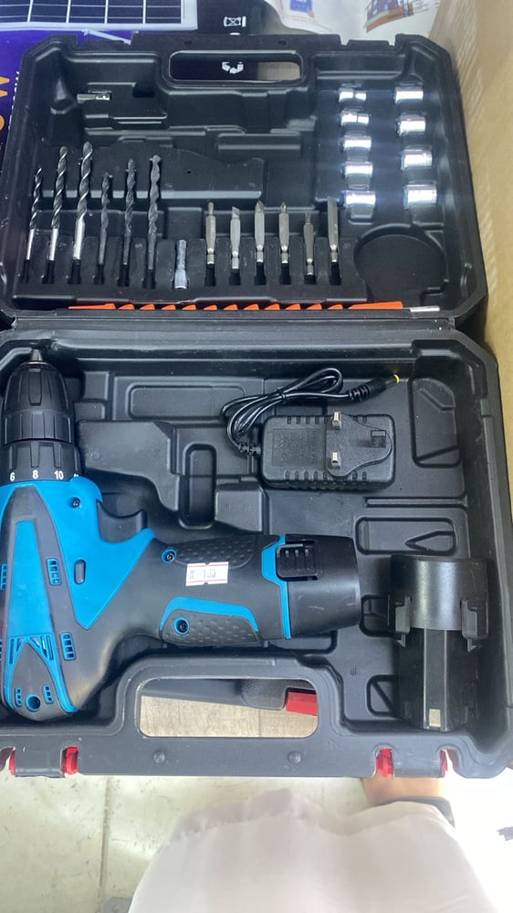 Drill for drilling and suitable for everything, with 2 batteries and charging.