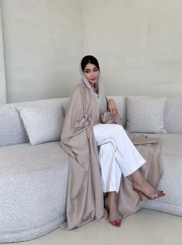 عباءة نسائية عربية بتصميم شرق أوسطي، مصنوعة من الساتان الناعم والخفيف