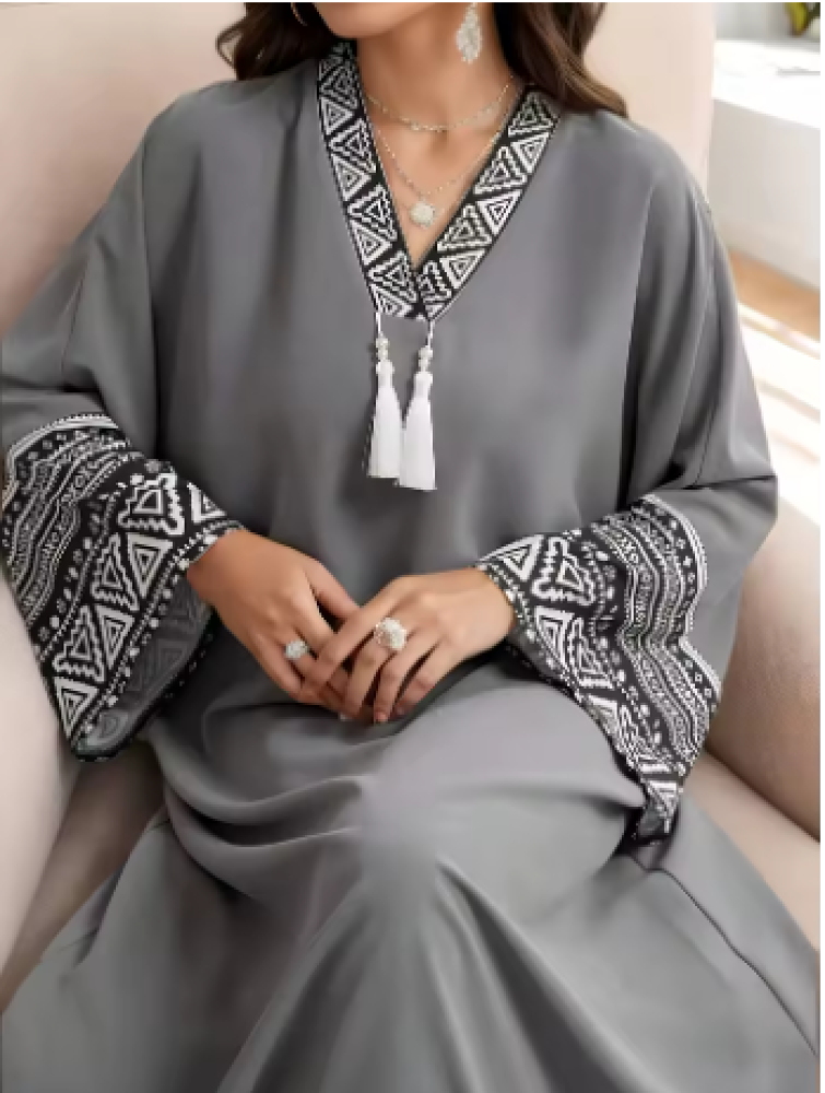 عباءة نسائية أنيقة وعصرية للمسلمات في الشرق الأوسط، فستان بلون واحد مع تفاصيل شراشيب
