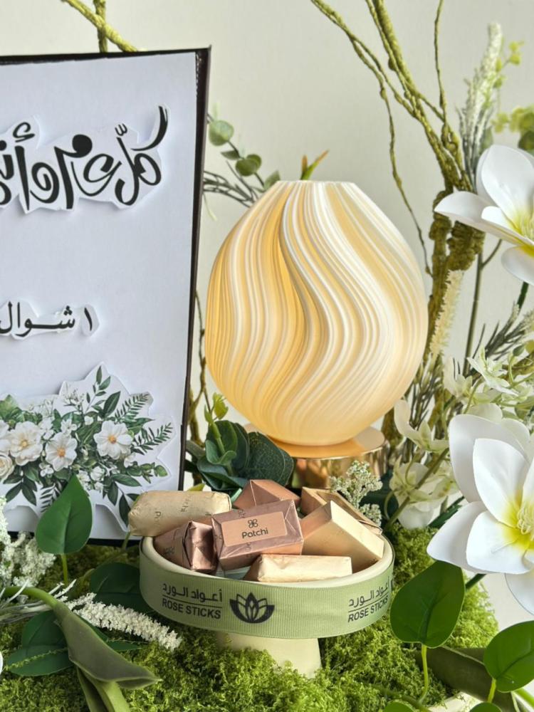 ستاند تهنئة العيد الفاخر مع شوكولاتة باتشي
