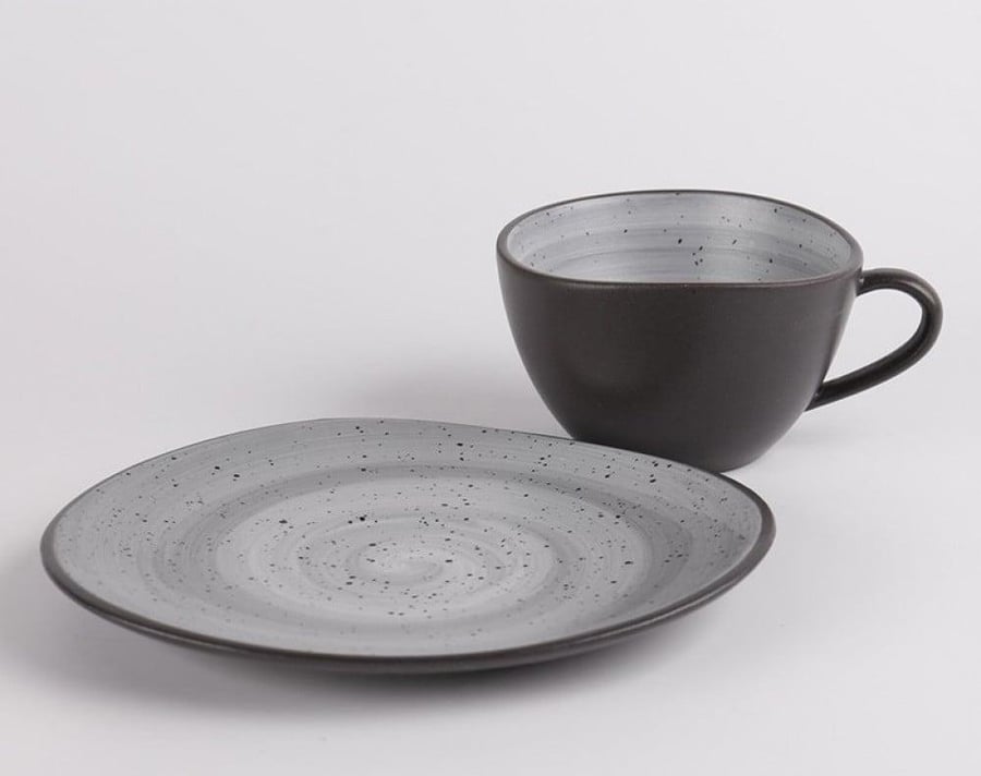 A wavy cup with a brown plate inside gray 210 ml