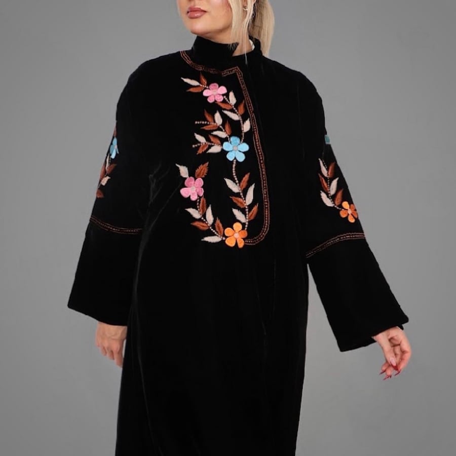 عبايه مخمل مطرزه