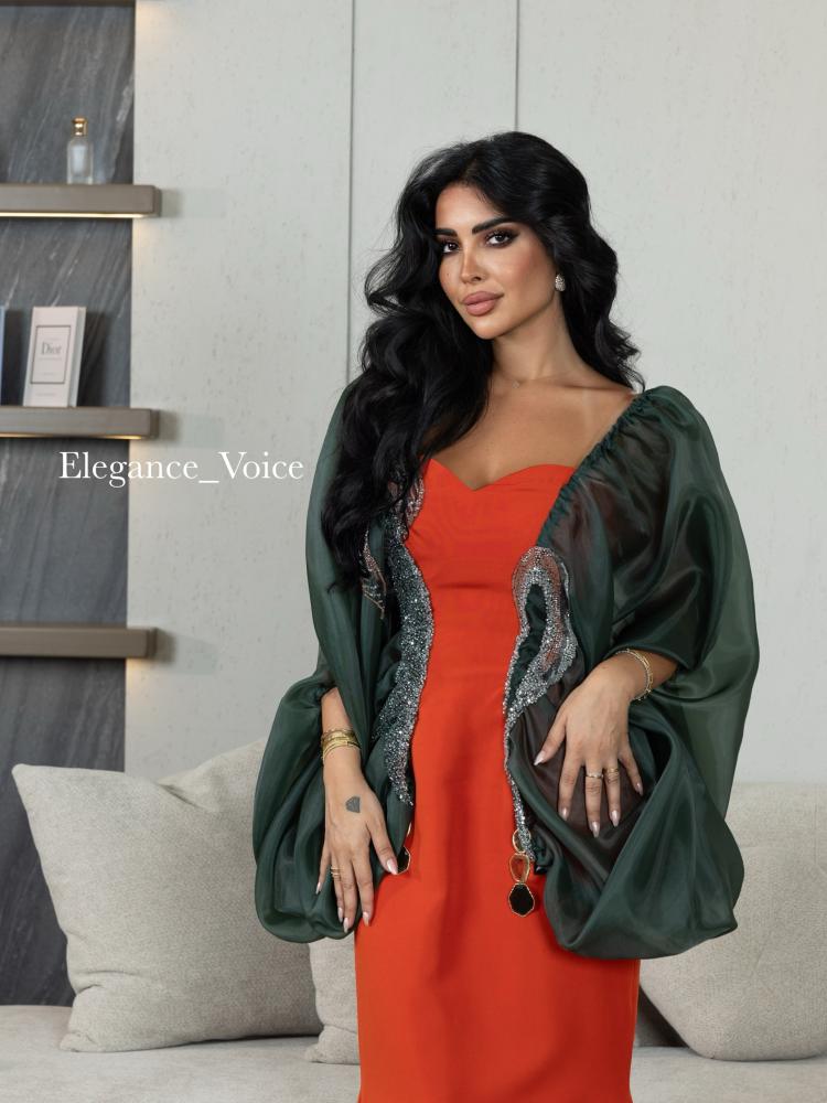 فستان باللون الزيتي مع أكمام بالل