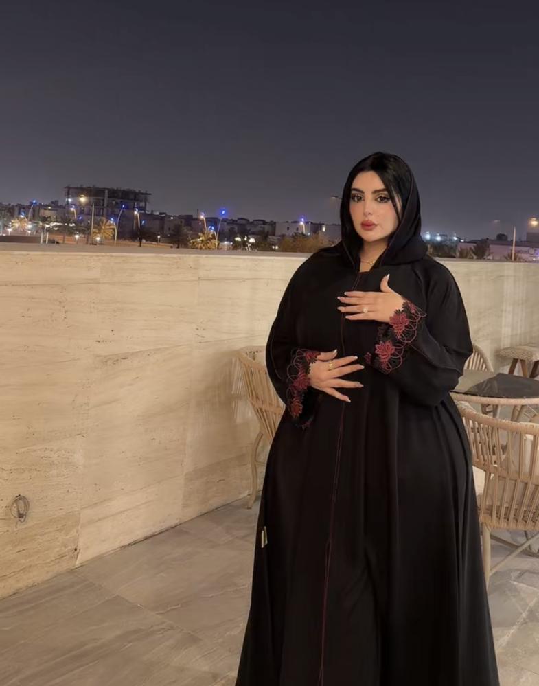 عبايه كلوش تطريز عنابي