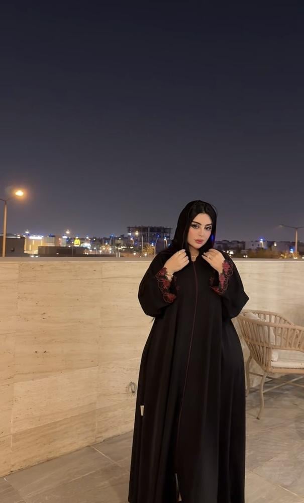عبايه كلوش تطريز عنابي