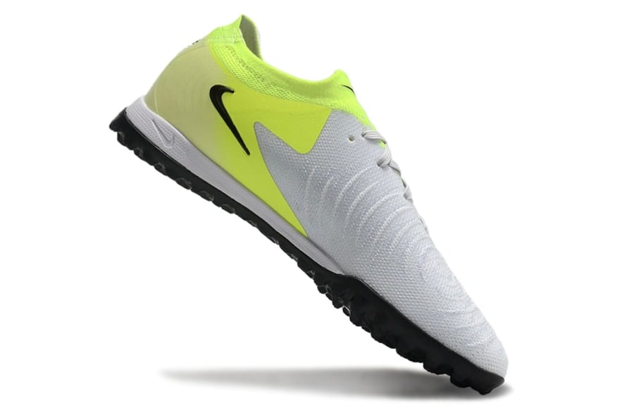 جزمة كرة قدم Nike
