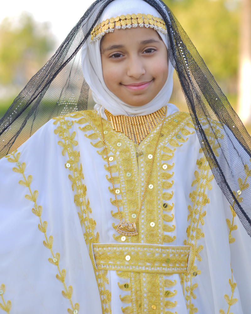 Luxurious Bisht cloak for Founding Day in ivory color