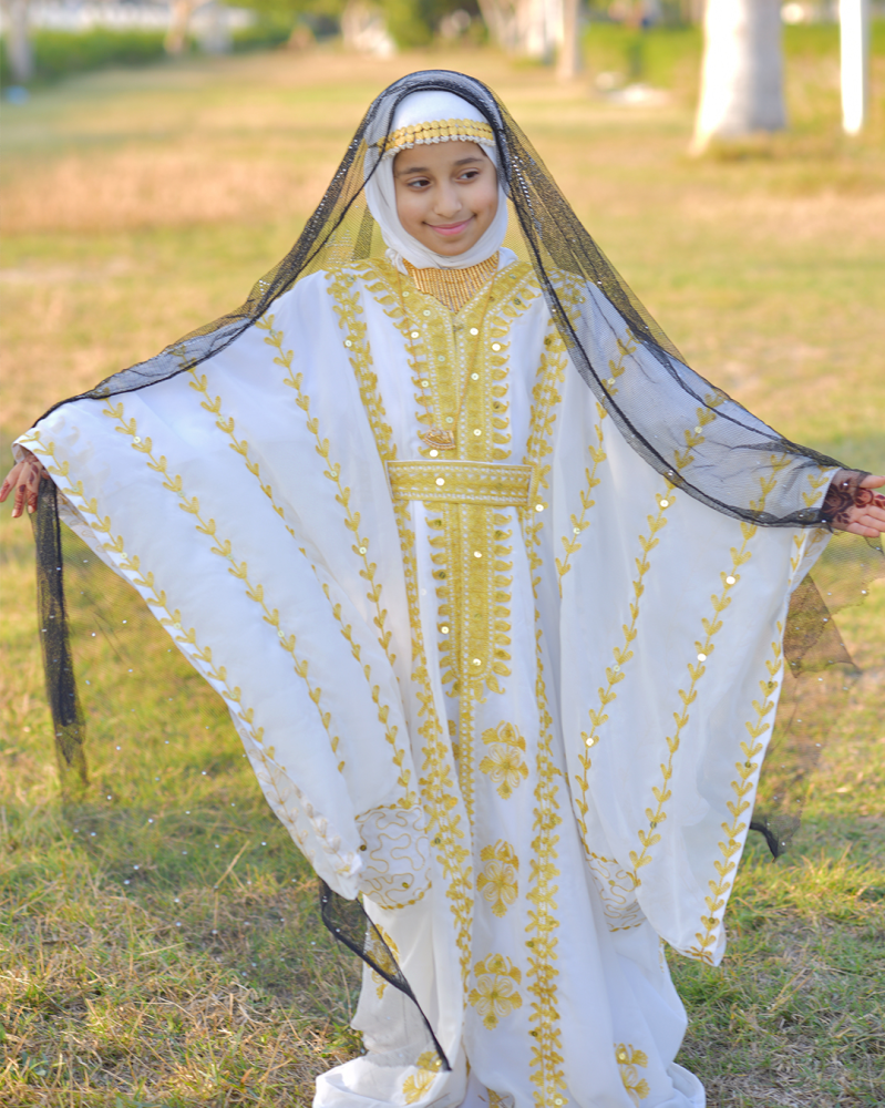 Luxurious Bisht cloak for Founding Day in ivory color