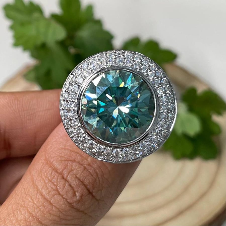 Women's silver ring with moissanite stone, diamond hardness