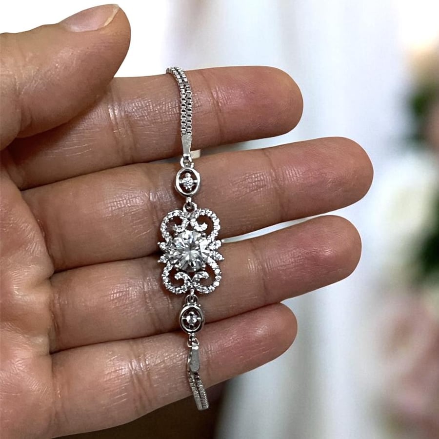 اسورة فضة نسائية بحجر موزنايت صلابة الالماس