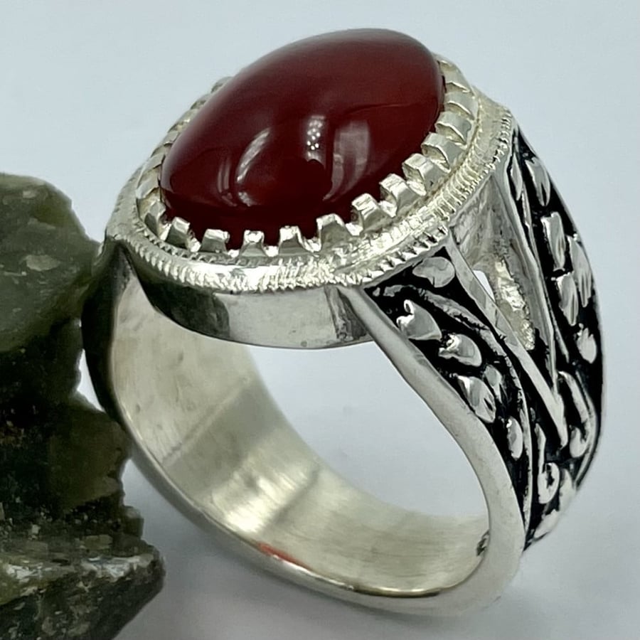Men's silver ring with a natural Yemeni Rmani agate stone