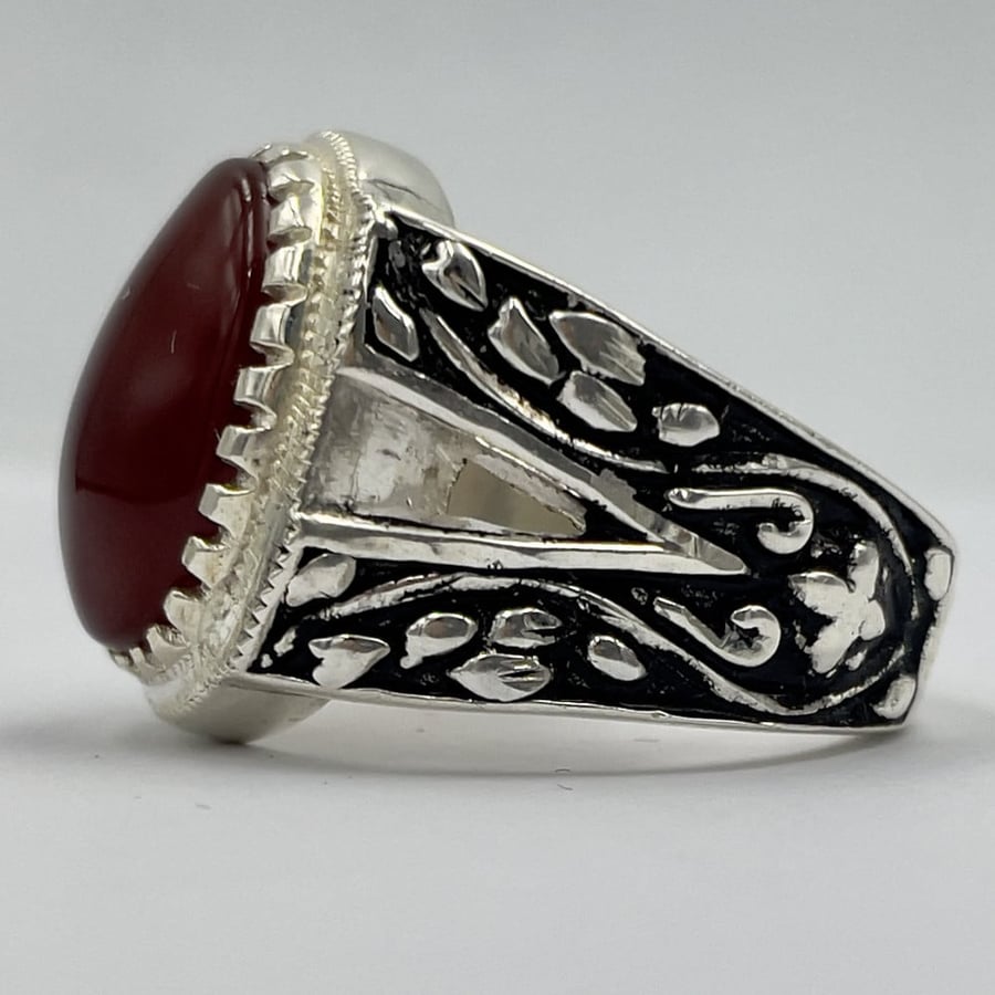 Men's silver ring with a natural Yemeni Rmani agate stone