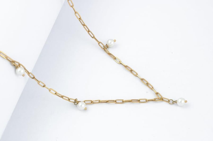عقد ذهب بتصميم Paperclip وخرزات لؤلؤ متدلية