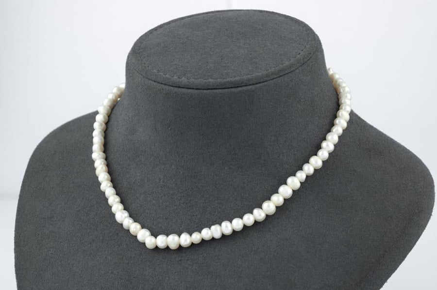 عقد لؤلؤ (Rice Pearls) بمشبك ذهب عيار 18