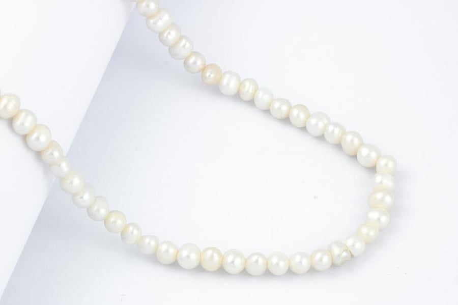 عقد لؤلؤ (Rice Pearls) بمشبك ذهب عيار 18