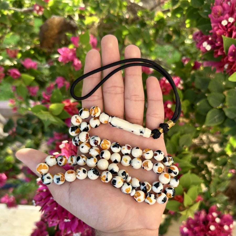 مسباح بكلايت كريمي نقشة مميزة
