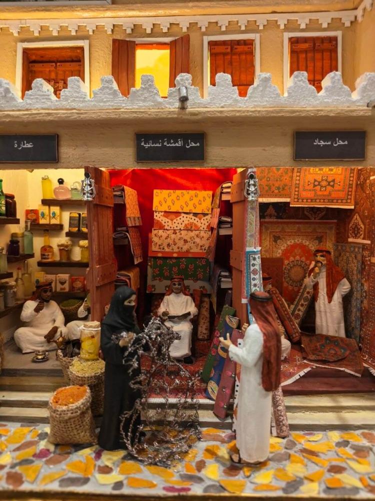 تفاصيل محلات السجاد والذهب في مجسم السوق الشعبي