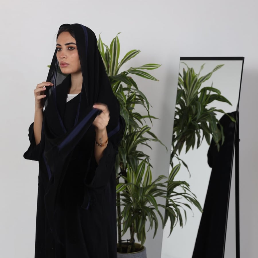 طرح سوداء بمزيج من الخطوط باللون الازرق  t3065