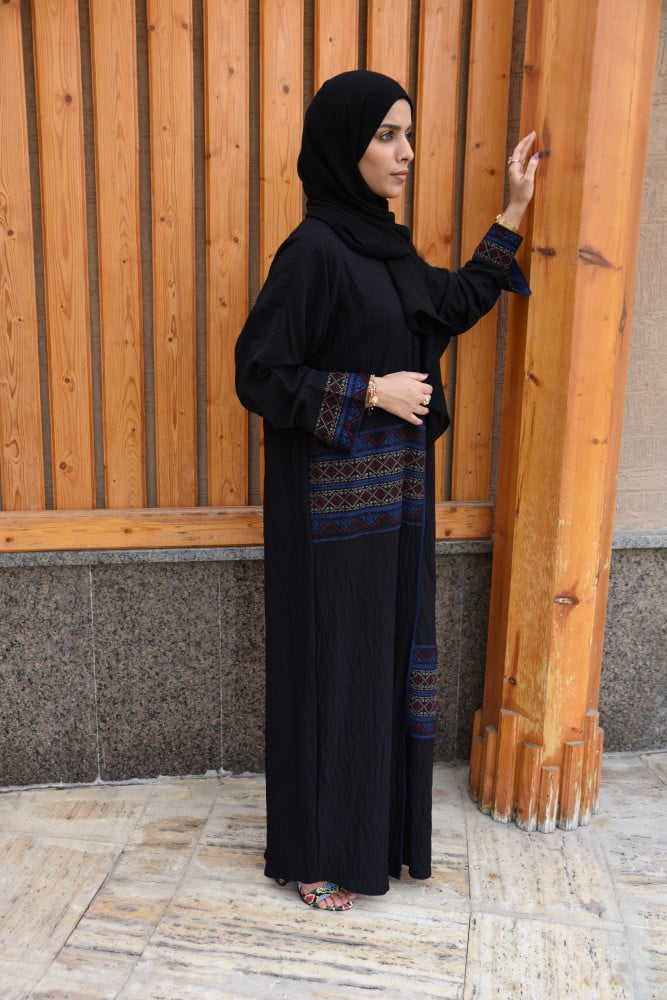 عبايه سوداء فاخره بتطريز السدو R1111