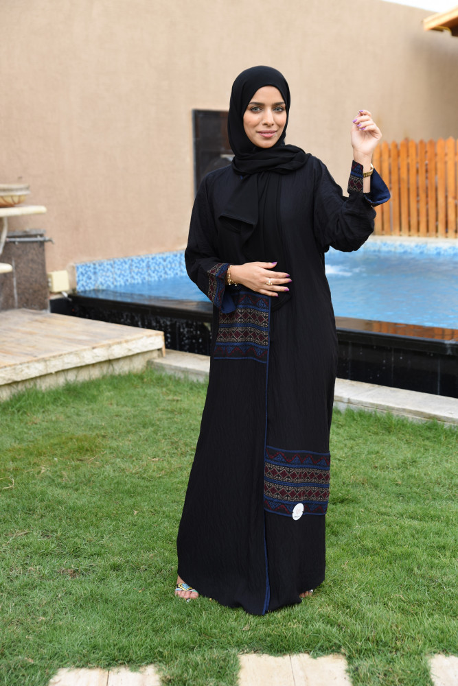 عبايه سوداء فاخره بتطريز السدو R1111
