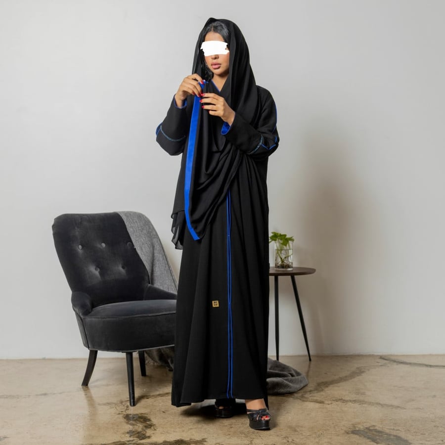عبايه سوداء بكم ملون وتطريز خفيف 5015