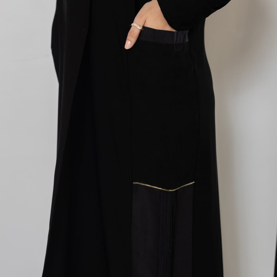 Black abaya with embroidered buttons and pockets on the side N1073